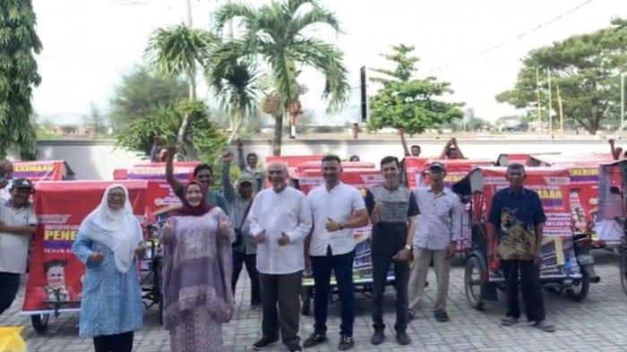 Rektor UUI Prof Adjunct DR Marniati MKes berfoto dengan komunitas penarik becak motor d Banda Aceh, Jumat (4/8/2023) usai menyerahkan bantuan sembako.