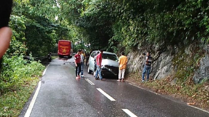 Satu unit mobil Innova dilaporkan menyenggol mobil Sempati Star usai menabrak tebing di lintasan Gunung Geurutee, Kecamatan Jaya (Lamno), Aceh Jaya pada Sabtu (24/3/2018) sekitar pukul 15.30 WIB
