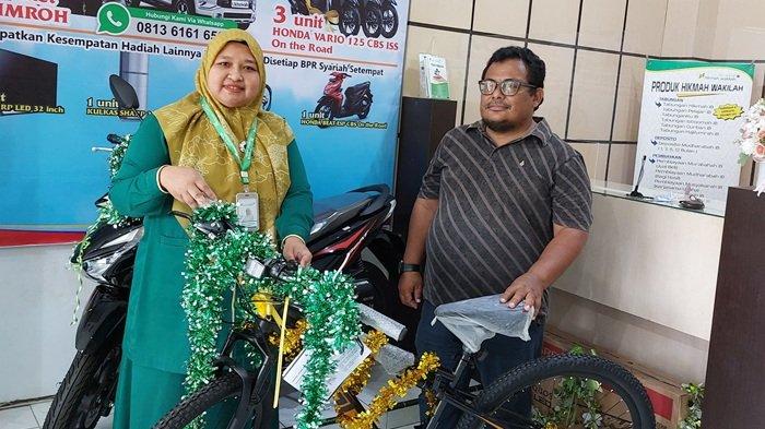 HADIAH TABUNGAN UKHWAH - Nasabah BPR Syariah Hikmah menerima sepeda gunung sebagai hadiah Tabungan Ukhwah, di Kantor BPR Hikmah Wakilah Peunayong, Banda Aceh, baru-baru ini.