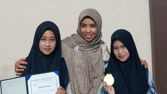 Dua siswi kelas 12 SMAN Takengon, Aceh Tengah, Nazwa Mutia dan Naysilla Putri Rizqhita didampingi guru pembimbingnya, Hellyda Fitri SPd. Penelitian kedua siswi ini dinyatakan unggul dan meraih medali emas (gold prize) pada Pameran Penemuan Perempuan Internasional di Korea Selatan, 20-22 Juli 2023.