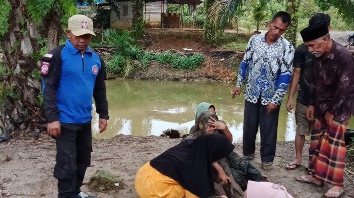 Pelajar SMK Pertanian Sultan Daulat, Kota Subulussalam, ditanam lumpur untuk pertolongan pertama setelah disambar petir saat hujan deras melanda Kota Subulussalam dan sekitarnya pada Jumat (2/8/2024) sore. Peristiwa tersebut terjadi di Lokasi Pemondokan Pusat Pelatihan Pertanian dan Perdesaan Swadaya (P4S) Dusun Jambu Mbelang, Desa Suka Makmur, Kecamatan Simpang Kiri, Kota Subulussalam.