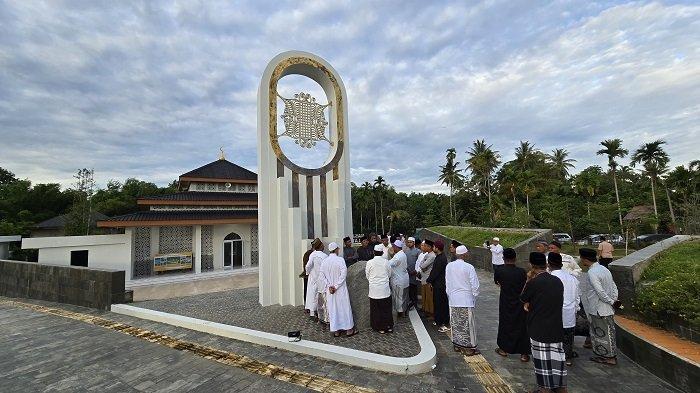 TUGU RUMOEH GEUDONG:
Jamaah SFB DDI Pidie memperhatikan batu nusantara pada tugu Situs sejarah nasional Living Park Rumoeh Geudong, Gampong Bilie Aron, Kecamatan Glumpang Tiga, Pidie, Sabtu (12/4/2025) lalu.