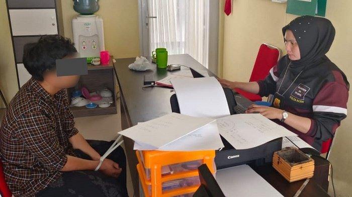 Tim Subdit IV Ditreskrimum Polda Aceh memeriksa FB (24) terduga pelaku pelecehan seksual terhadap lima santri di Aceh Besar