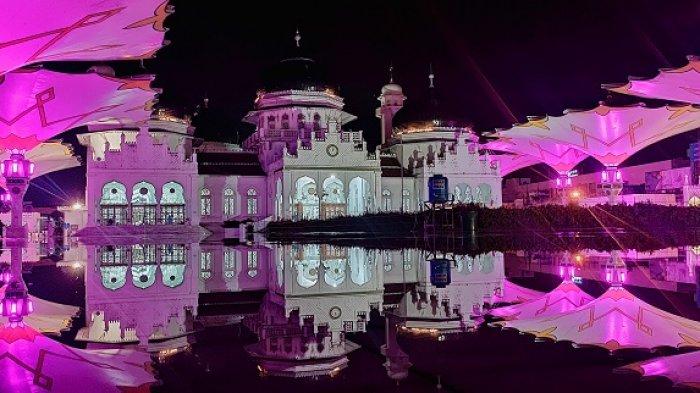 Suasana di Masjid Raya Baiturrahman Banda Aceh di malam kedua Ramadhan 1442 Hijriah, Selasa (14/5/2021).