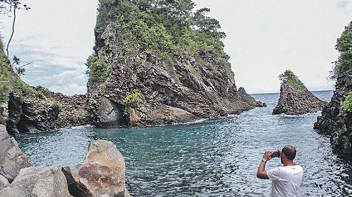 Suasana lokasi liburan di Gua Sarang, Sabang, Sabtu (6/6/2020). Sejumlah objek wisata pantai di Sabang mulai terbuka untuk umum, namun sepi pengunjung dampak dari pandemi Covid-19.