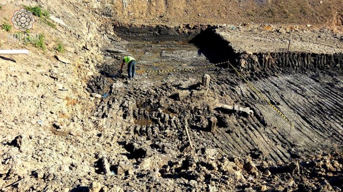 Aktivis Mapesa memasang tali pembatas di kompleks makam ulama dan bangsawan Kesultanan Aceh Darussalam