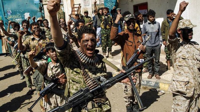 Tentara milisi Houthi bersorak dan meneriakkan slogan saat berkumpul di ibu kota Sanaa.