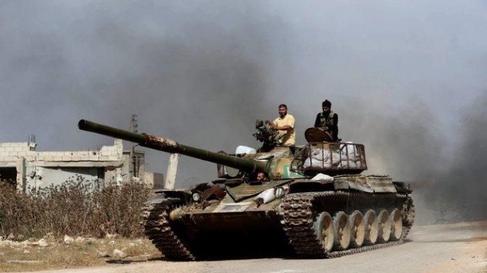 Sebuah tank tempur militer Turki terlihat di sepanjang jalan raya M4, yang menghubungkan Provinsi Aleppo dan Latakia di Suriah utara pada 15 Maret 2020