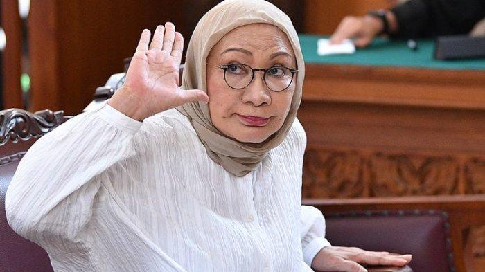 Terdakwa kasus dugaan penyebaran berita bohong atau hoaks penganiayaan Ratna Sarumpaet melambaikan tangannya saat bersiap menjalani sidang putusan di Pengadilan Negeri Jakarta Selatan, Jakarta, Kamis (11/7/2019). Ratna sebelumnya dituntut jaksa penuntut umum dengan pidana enam tahun penjara. (ANTARA FOTO/SIGID KURNIAWAN)