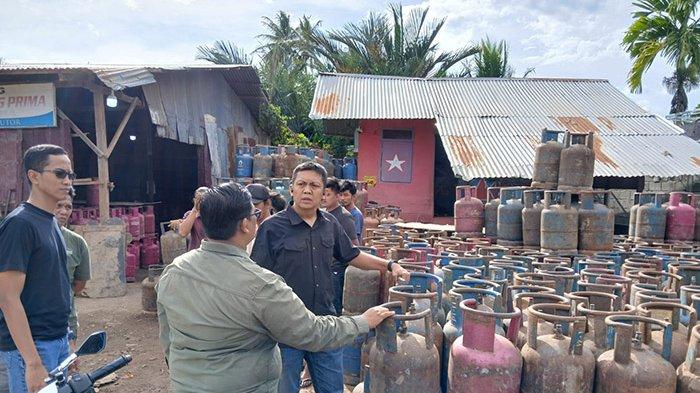 TANGKAP PENIMBUN GAS - Denintel Kodam IM melakukan penangkapan terhadap pelaku penimbunan gas elpiji oplosan di Gampong Ateuk Jawo, Banda Aceh, Jumat (23/5/2025). SERAMBI/INDRA WIJAYA