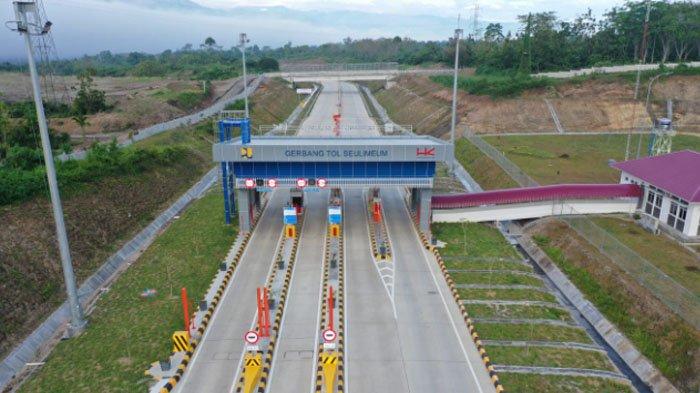 Gerbang jalan tol seksi 2 Sibanceh, untuk ruas Lamtamot, Seulimun, Aceh Besar yang telah selesai dibangun beberapa bulan lalu akan dibuka jelang lebaran.