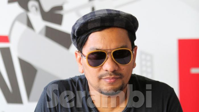 Penyanyi jazz Nasional yang juga putra asli Aceh, Tompi memberikan keterangan pers untuk persiapan tampil dalam konser Jazz in Town MLD Spot, di Hotel Hermes Palace, Banda Aceh, Sabtu (26/9/2015).