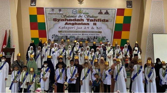 Taman Pendidikan Quran (TPQ) Hidayatul Ulum Lambaro Skep Kota Banda Aceh melaksanakan Syahadah Tahfidz angkatan II kategori juz 29-30 bagi 35 santri yang dipusatkan di Aula Arafah Asrama Haji, Minggu (20/3/2022).