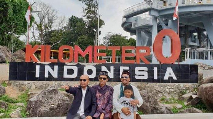 Ustadz Abdul Somad di depan Tugu Nol Kilometer.
