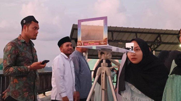 Sebanyak 30 orang santriwati dari Dayah Darul Falah Syamtalira Aron Aceh Utara dan Dayah Darul Ulum Al-Munawwarah Lhok Mon Puteh Blang Poroh Kota Lhokseumawe melakukan rukyah hilal Syakban 1444 Hijriah, pada Senin (20/2/2023) sore yang bettepatan bertepatan dengan 29 Rajab 1444 Hijriah.