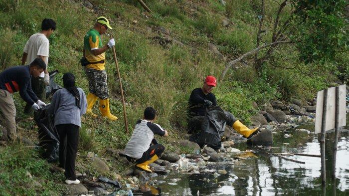 Rektor Universitas Malikussaleh, Prof Dr Herman Fithra Asean Eng melaksanakan aksi bersih waduk Lhokseumawe bersama sejumlah dosen, tenaga kependidikan, dan 250 mahasiswa pada Sabtu (28/10/2023)