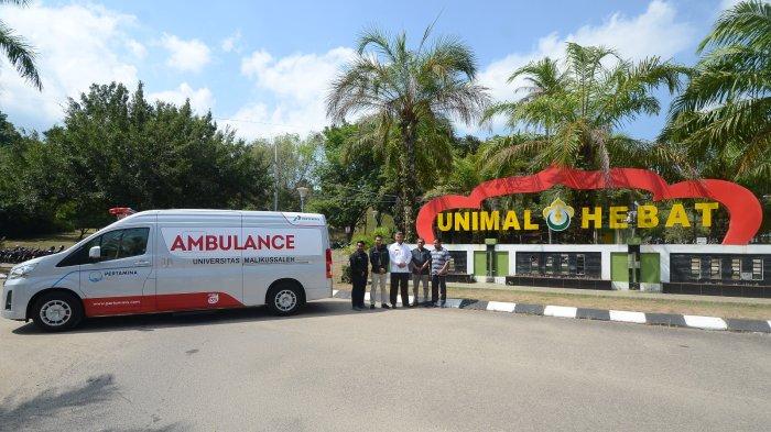 PT Pertamina serahkan satu unit kendaraan ambulans untuk Unimal melalui Manager Corcomm & CSR PAG, Iskandarsyah yang diterima langsung oleh Rektor Unimal, Prof Herman Fithra, Selasa (19/3/2024).