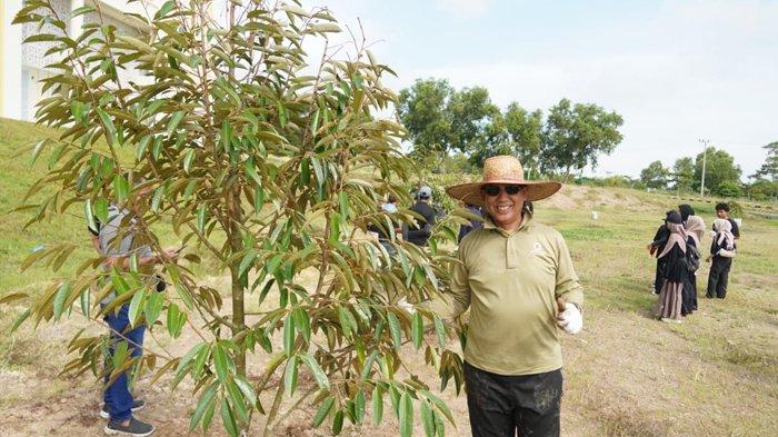 Rektor Unimal, Prof. Dr. Herman Fithra ASEAN Eng, menanam pohon produktif di lingkungan Kampus Reuleut, Aceh Utara, pada Senin (12/5/2025). Dok Unimal