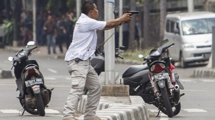 Aksi berani AKBP Untung Sangaji dalam adegan baku tembak dengan teroris di Sarinah, terekam kamera foto, Kamis (14/1/2016)