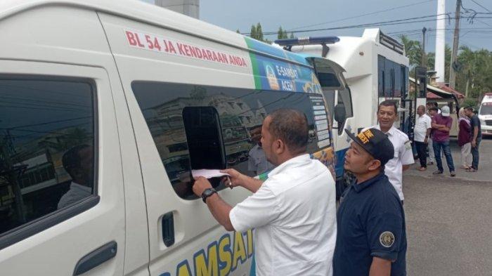 Warga sedang mengurus perpanjangan pajak kendaraan dan membuat SIM di mobil Samsat dan SIM keliling Bireuen, Rabu (8/11/2023) di Alun-alun Kota Bireuen