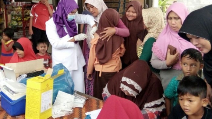 Penduduk Pulau Sarok, Singkil, Aceh Singkil, mengikuti vaksinasi difteri yang dilakukan Dinas Kesehatan setempat, Jumat (26/1/2018).