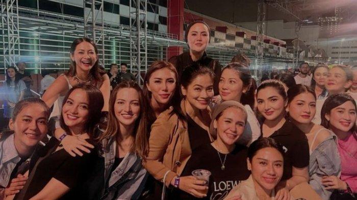 Wajah beberapa artis yang asyik bersenandung dan joget menikmati konser Sheila On 7 sempat tersorot di layar yang ada di sisi kanan dan kiri panggung.