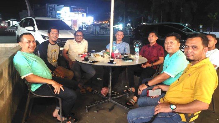 Unsur pimpinan Harian Serambi Indonesia melakukan kunjungan silaturahmi dengan Wakil Bupati Aceh Utara Tarmizi, SIKom (Panyang) pada Minggu (18/5/2025) malam.