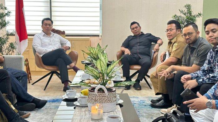 Pada hari Selasa tanggal 1 Juli, Wali Kota Sabang, Zulkifli H. Adam
menjajaki kerja sama dengan Kementerian Lingkungan Hidup (KLH). Dalam pertemuan bersama Wakil Menteri Lingkungan Hidup, Diaz Hendropriyono yang juga dihadiri oleh Bupati Aceh Besar, Muharram Idris dan perwakilan Waste to Wealth
