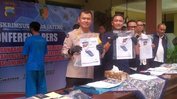 Dirreskrimsus Polda Jateng, Kombes Pol Dwi Subagio (baju biru) dan Kabid Humas Polrestabes Semarang Kombes Pol Satake Bayu menunjukkan barang bukti dari kasus penyalahgunaan data pribadi yang diotaki tersangka berinisial SAN (31). Ia ditangkap polisi selepas beberapa kali kabur ke berbagai daerah di Jawa Tengah, dalam konferensi pers di Mako Ditreskrimsus Polda Jateng, Senin (30/10/2023).