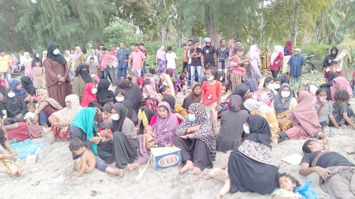 Etnis Rohingya melepas lelah di tepi pantai Gampong Blang Raya, Kecamatan Muara Tiga, Pidie, Minggu (10/12/2023).