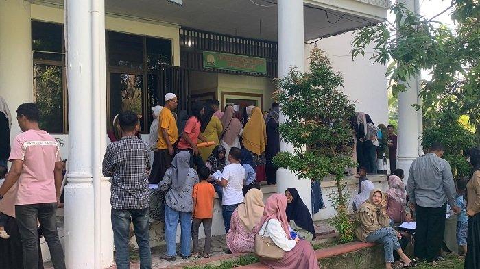 Ratusan warga menyerbu Kantor Gubernur Aceh untuk menyerahkan proposal bantuan modal usaha. Foto diambil Jumat (27/12/2024). Kedatangan warga akibat terpengaruh dengan isu hoaks. Karena Pemerintah Aceh telh membantah menyediakan bantuan modal usaha