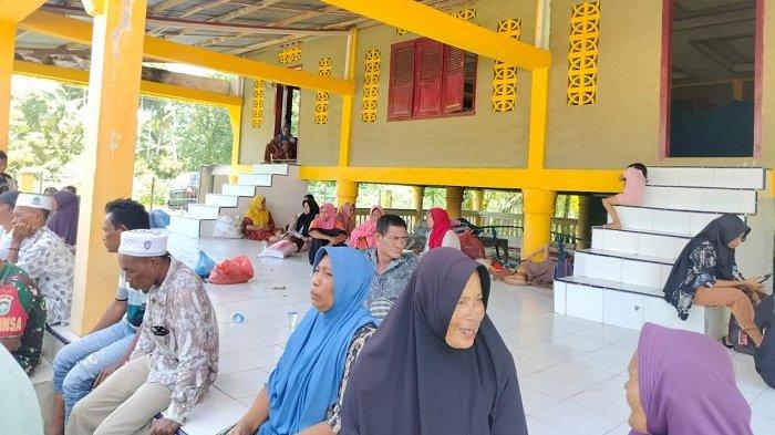 Warga Desa Lhok Pu’uk, Kecamatan Seunuddon, Kabupaten Aceh Utara mengungsi ke meunasah akibat abrasi laut yang semakin parah.