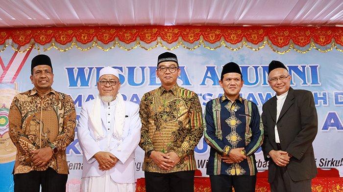 FOTO BERSAMA - Pimpinan Dayah Jeumala Amal berfoto bersama para alumni di antaranya Wakil Gubernur Aceh, H Fadhlullah SE saat acara wisuda di dayah setempat, Minggu (11/5/2025).