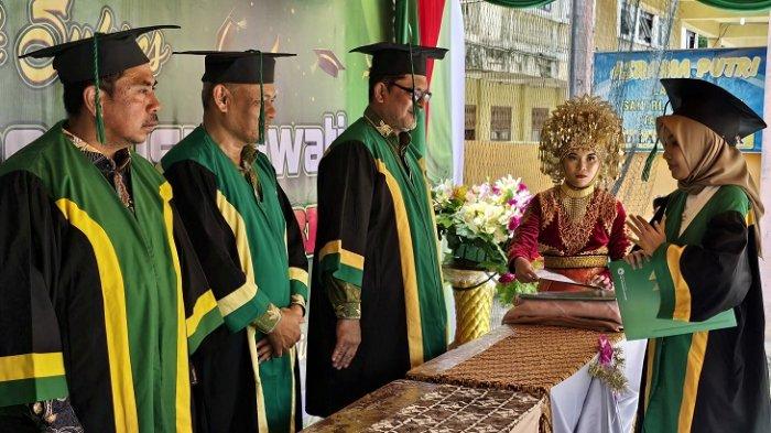 Kepala Kankemenag Pidie, Drs H Abdullah AR MAg (tengah) bersama Kasubbag TU, Tarmizi M Nur SAg MPd (dua kiri) dan Mantan Kanwil Kemenag Aceh, Dr H Iqbal Muhammad MA (kiri) melakukan wisuda terhadap salah satu santri dari 42 wisudawan YPMT Al Furqan Bambi, Pidie, Rabu (22/5/2024).