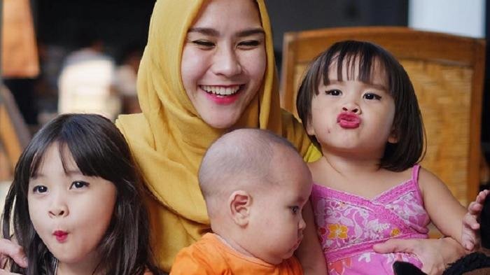 Zaskia Adya Mecca bersama ketiga anaknya