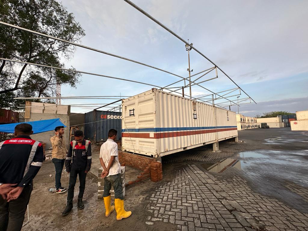 Aktivitas bongkar muat di depo PT Trans Continent di Makassar, Sulawesi Selatan, Sabtu (4/11/2023).