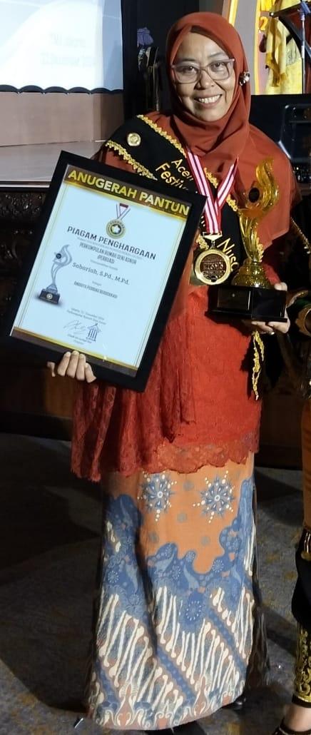 Sabariah MPd menerima Anugerah Anggota Perruas Paling Berdedikasi 2024.