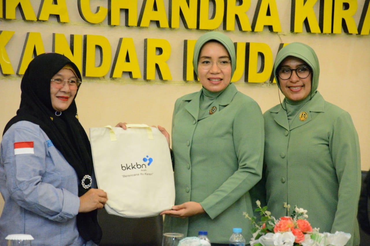 Kepala Perwakilan Badan Kependudukan dan Keluarga Berencana Nasional (BKKBN) Aceh, Safrina Salim melakukan kunjungan khusus dengan Ketua Persit Kartika Chandra Kirana Daerah Iskandar Muda, Ny. Iin Novi Helmy Prasetya, pada Kamis, (18/1/2024), di Griya Sanggamara, Neusu, Banda Aceh.