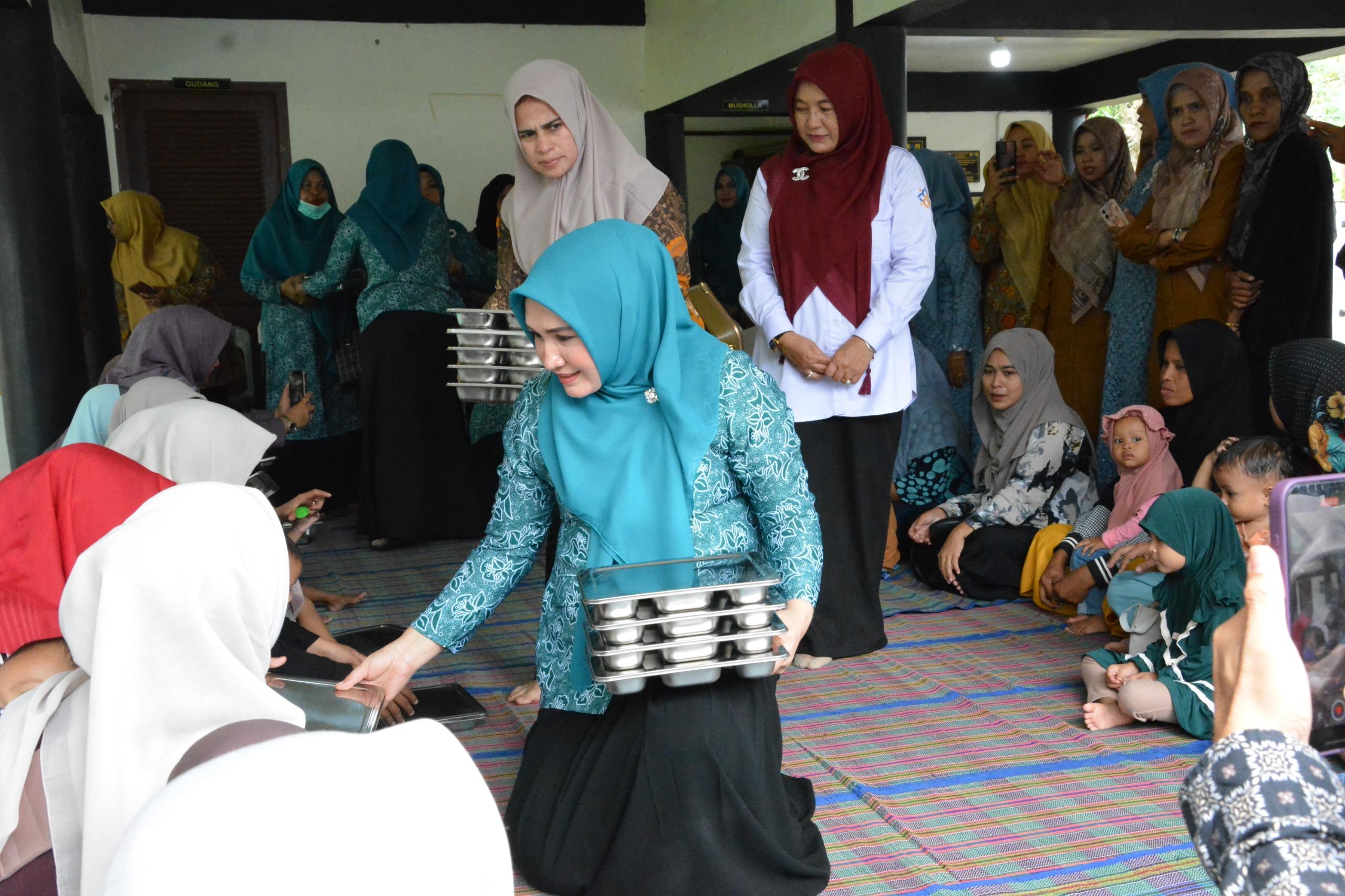 Kepala Perwakilan Badan Kependudukan dan Keluarga Berencana Nasional (BKKBN) Aceh, Safrina Salim bersama Ketua Tim Penggerak PKK Aceh, Ny. Marlina Muzakir, ikut mendampingi Penyuluh Keluarga Berencana (KB) di wilayah tugas Kecamatan Ulee Kareng, Banda Aceh, mengantarkan Makan Bergizi Gratis (MBG) kepada Ibu Hamil, Ibu Menyusui, dan Anak Balita Non Paud di Gampong Lambhuk, Senin, (28/4/2025), di Banda Aceh.