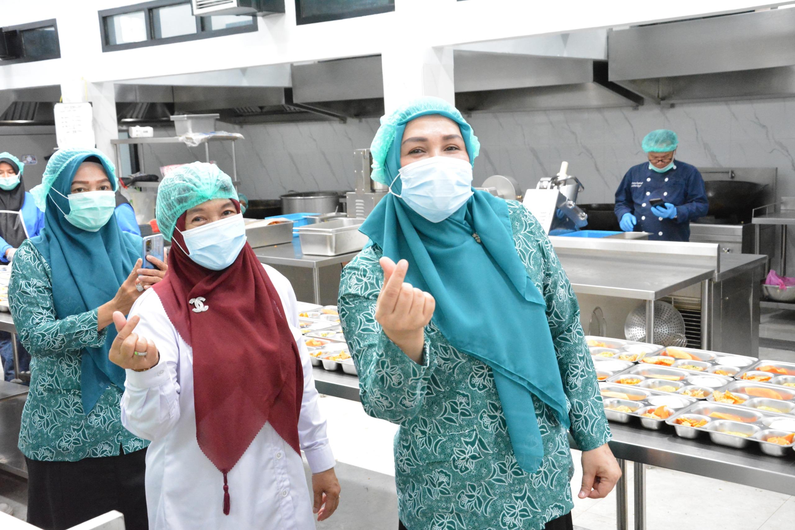 Kepala Perwakilan Badan Kependudukan dan Keluarga Berencana Nasional (BKKBN) Aceh, Safrina Salim bersama Ketua Tim Penggerak PKK Aceh, Ny. Marlina Muzakir, ikut mendampingi Penyuluh Keluarga Berencana (KB) di wilayah tugas Kecamatan Ulee Kareng, Banda Aceh, mengantarkan Makan Bergizi Gratis (MBG) kepada Ibu Hamil, Ibu Menyusui, dan Anak Balita Non Paud di Gampong Lambhuk, Senin, (28/4/2025), di Banda Aceh.