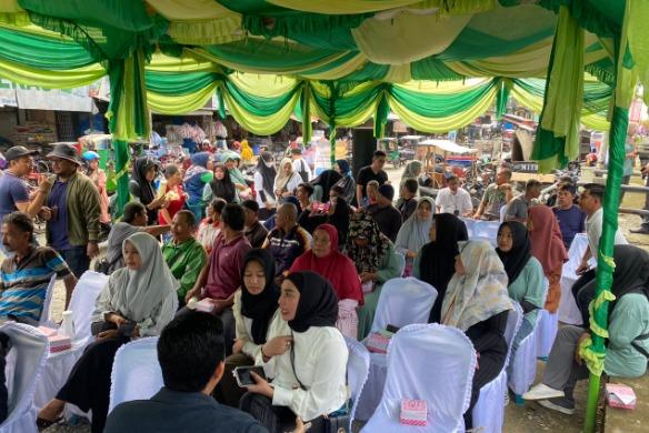 BPJS Ketenagakerjaan melakukan kegiatan aktivasi pasar Kerja Keras Bebas Cemas di Pasar Bina Usaha Meulaboh Kelurahan Ujong Kalak Kecamatan Johan Pahlawan Kabupaten Aceh Barat, Kamis (21/12/2023).