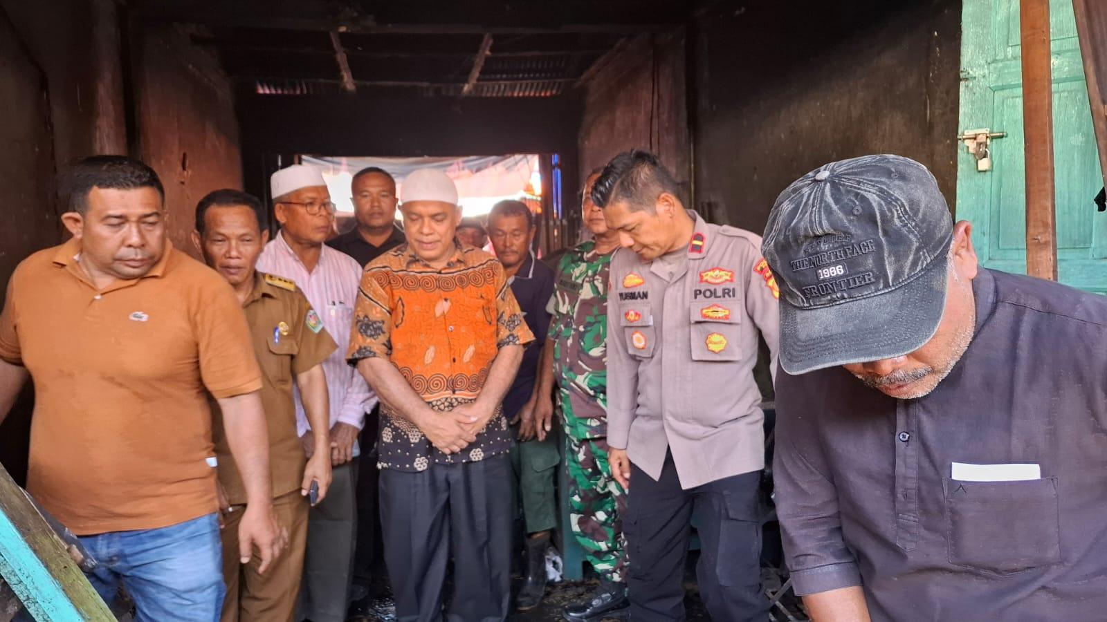 Cabup Pidie, H Jamaluddin atau Haji Jamal Abadi berfoto dengan muspika dan pemili saat mengunjungi dua toko terbakar di pusat pasar Beureunuen, Pidie, Selasa (29/10/2024)