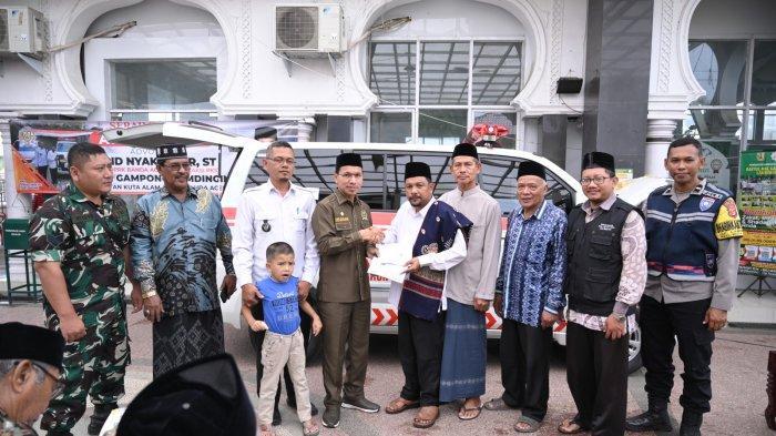 SERAHKAN AMBULANS - Ketua DPRK Banda Aceh, Farid Nyak Umar, menyerahkan ambulans ke berbagai gampong di Banda Aceh.