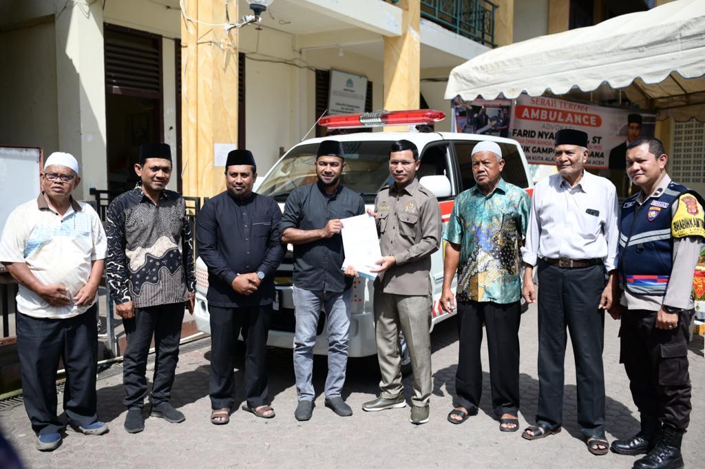 SERAHKAN AMBULANS - Ketua DPRK Banda Aceh, Farid Nyak Umar, menyerahkan ambulans ke berbagai gampong di Banda Aceh.