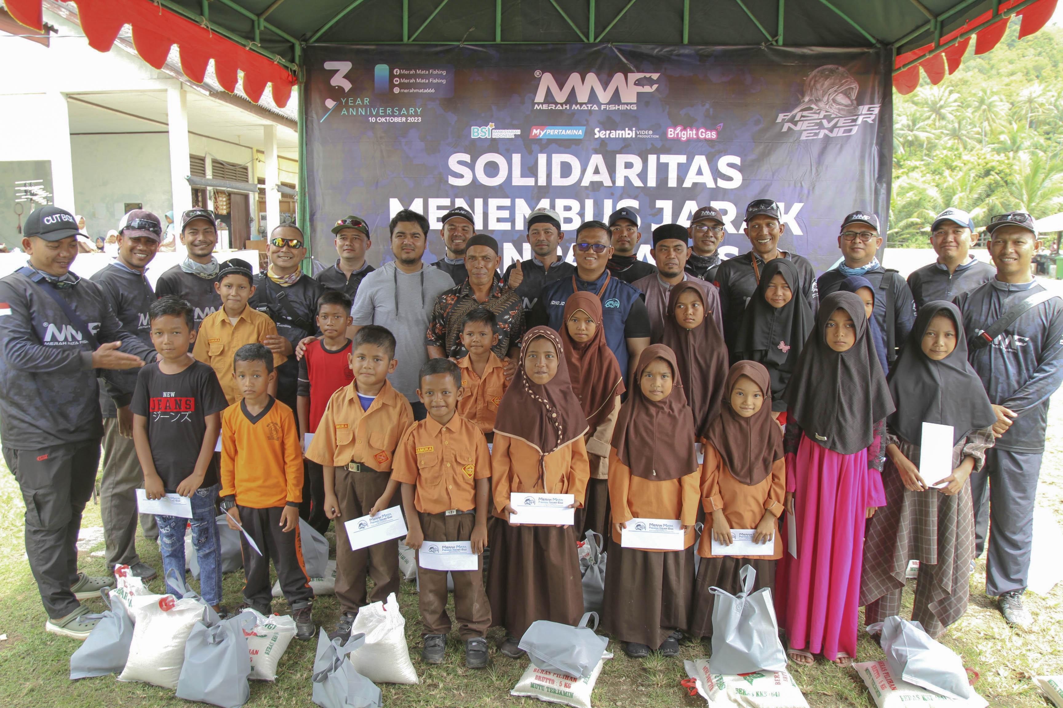 FOTO BERSAMA - Komunitas Merah Mata Fishing, foto bersama dengan perwakilan BSI KCP Jambo Tape, perangkat Desa Deudap, serta anak yatim setelah penyaluran santunan, Sabtu (21/10/2023).
