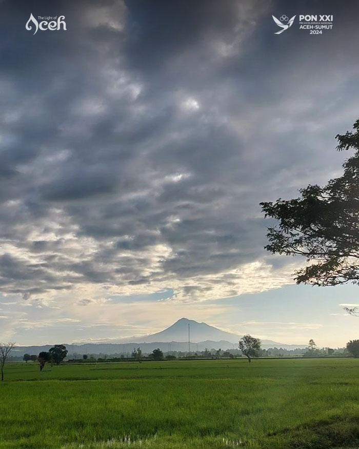 Puncak Gunung Seulawah Agam di Kabupaten Aceh Besar, Provinsi Aceh tampak dari kejauhan.