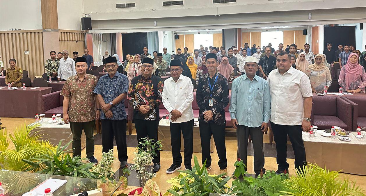 H Musannif SE SH (tiga kiri depan) foto bersama dengan para peserta di acara Sosialisasi Informasi Geospasial Pemetaan Batas Wilayah yang digelar di satu hotel Banda Aceh, Senin (3/6/2024).