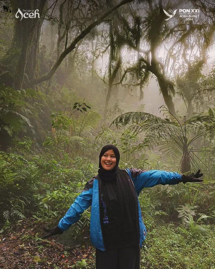 Seorang pendaki berswafoto dengan hutan hujan tropis Gunung Seualwah Agam, Kecamatan Lembah Seulawah, Kabupaten Aceh Besar, Provinsi Aceh.