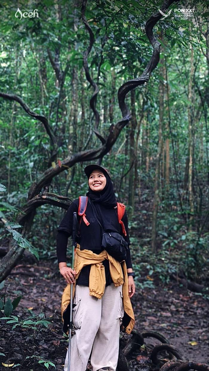 Seorang pendaki berswafoto dengan latar
