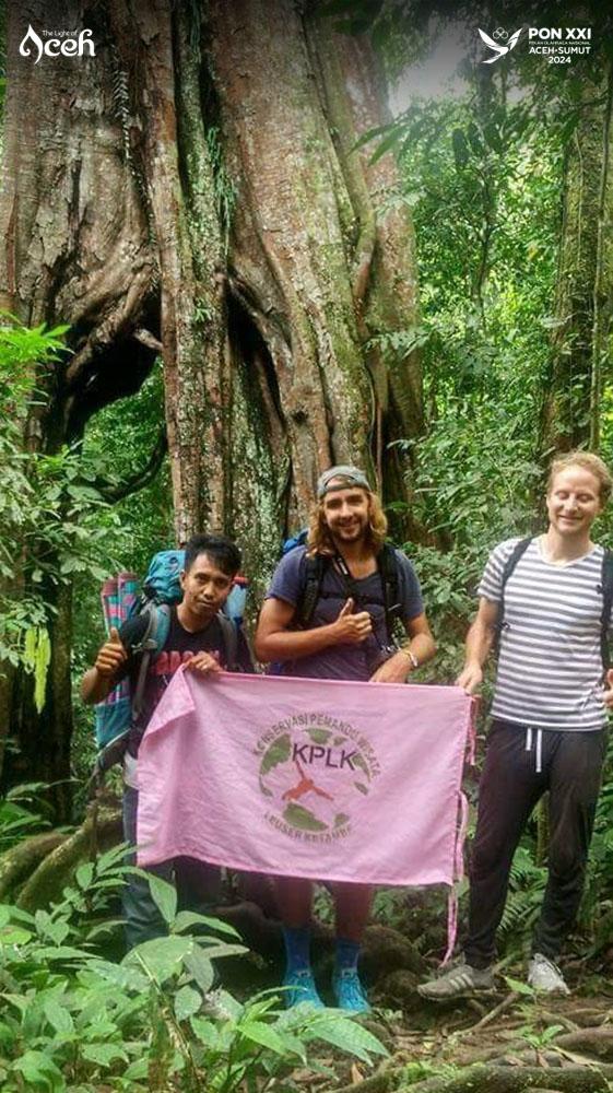 Para turis bersama pemandu wisata menikmati objek wisata alam Ketambe, Kabupaten Aceh Tenggara.